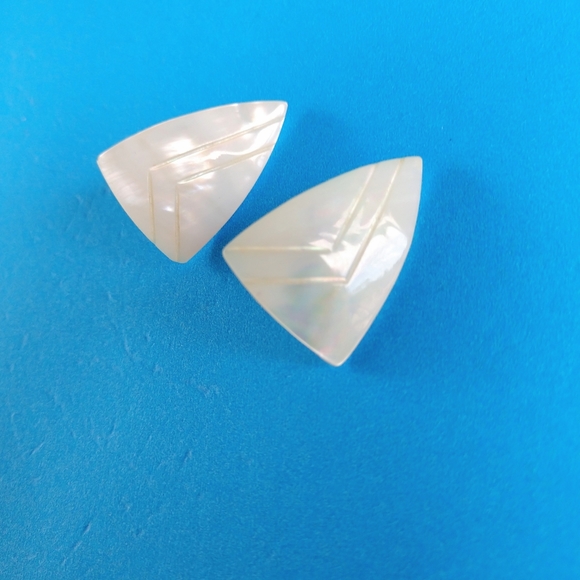 White Mother of Pearl Pierced Earrings Vintage - Picture 3 of 6